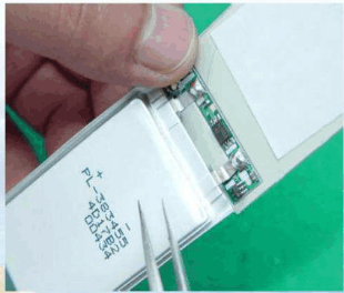 避免用鑷子之類的利器接觸電芯表面，防止刺破電芯包裝而造成漏液。