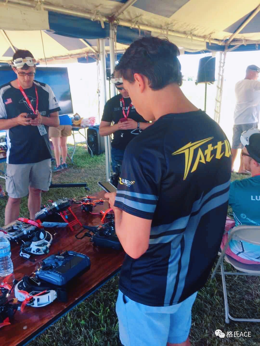 無(wú)人機(jī)比賽選手調(diào)試無(wú)人機(jī) 無(wú)人機(jī)比賽選手調(diào)試無(wú)人機(jī)