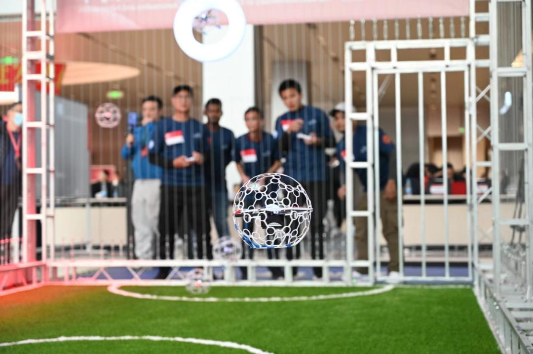無(wú)人機(jī)足球競(jìng)賽中 無(wú)人機(jī)足球競(jìng)賽中