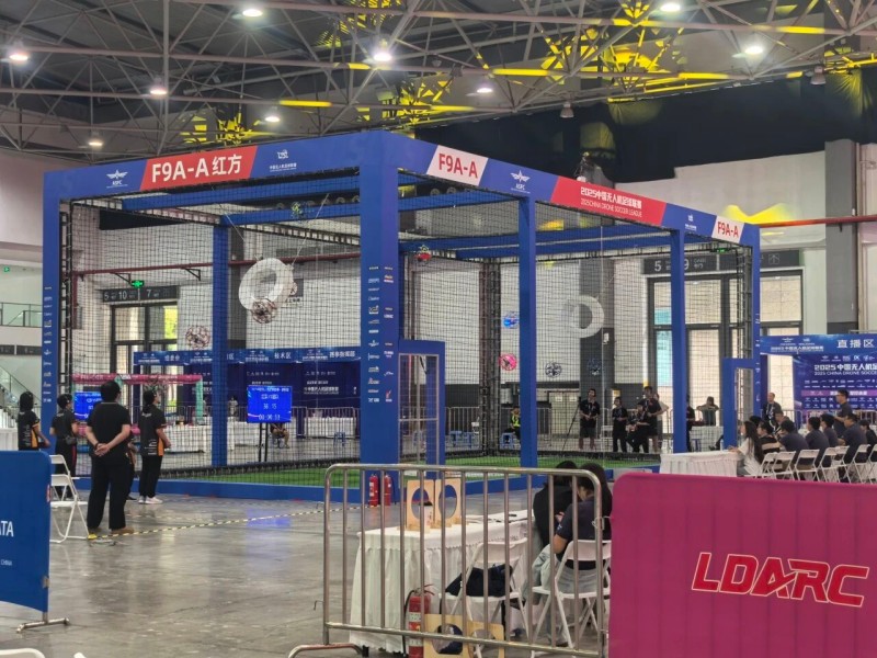 中國(guó)無(wú)人機(jī)足球聯(lián)賽貴陽(yáng)精彩瞬間